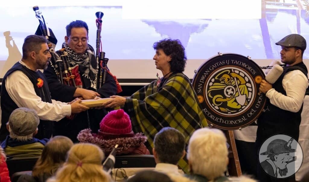 Gifting César Ramirez a Cornish sporran for his work promoting Cornish culture in Mexico Gifting César Ramirez a Cornish sporran for his work promoting Cornish culture in Mexico